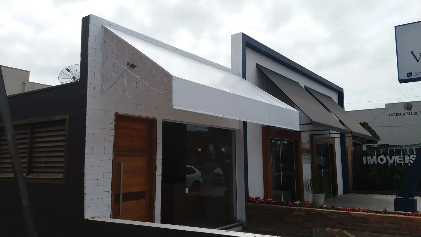 Toldo fixo em lona branca para fachada comercial — Olifer Estruturas Metálicas