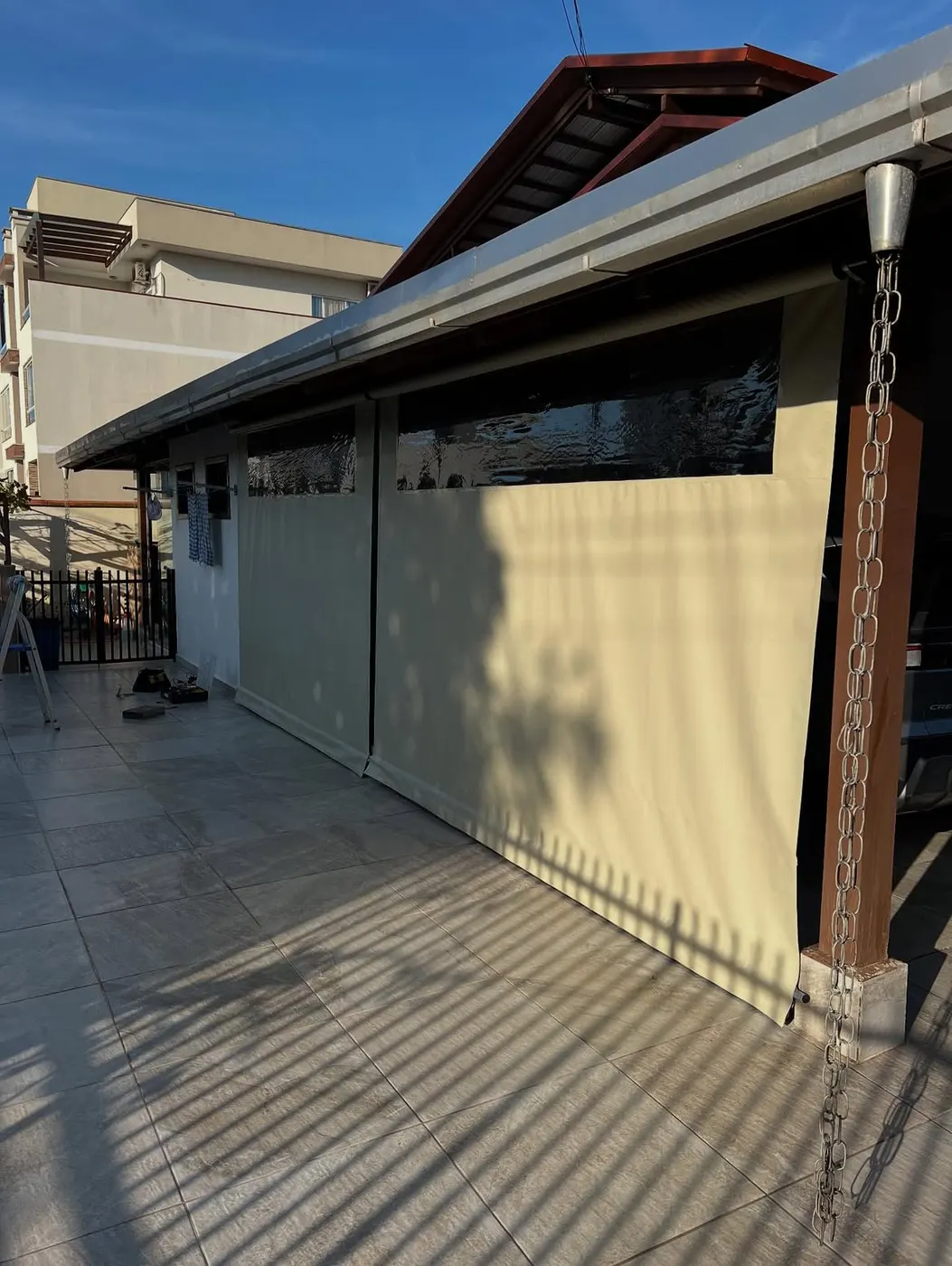 Cortina retrátil em lona com visor transparente para área externa — Olifer Estruturas Metálicas