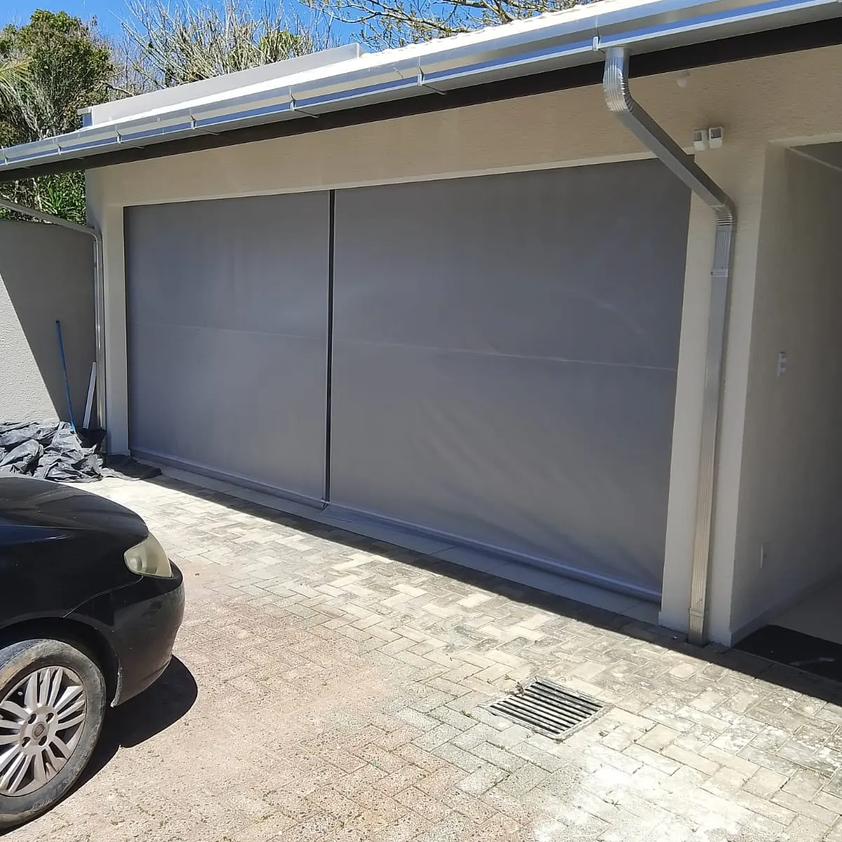 Cortina retrátil cinza para fechamento de garagem — Olifer Estruturas Metálicas