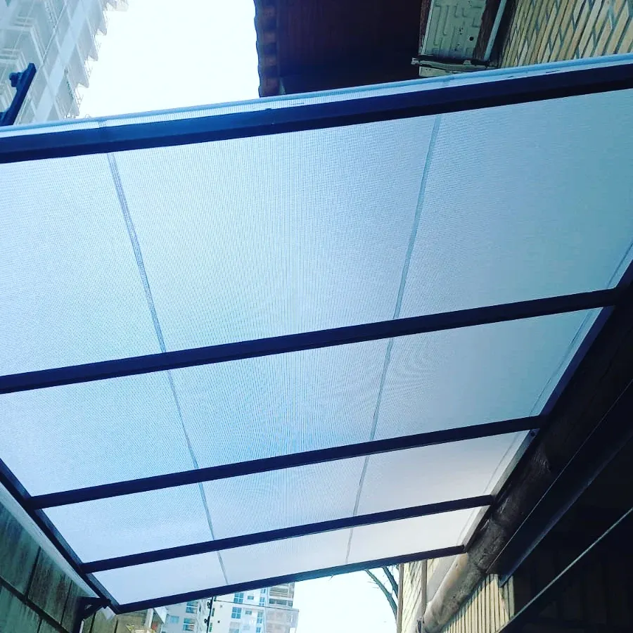 Toldo painel em ferro com lona translúcida — Olifer Estruturas Metálicas