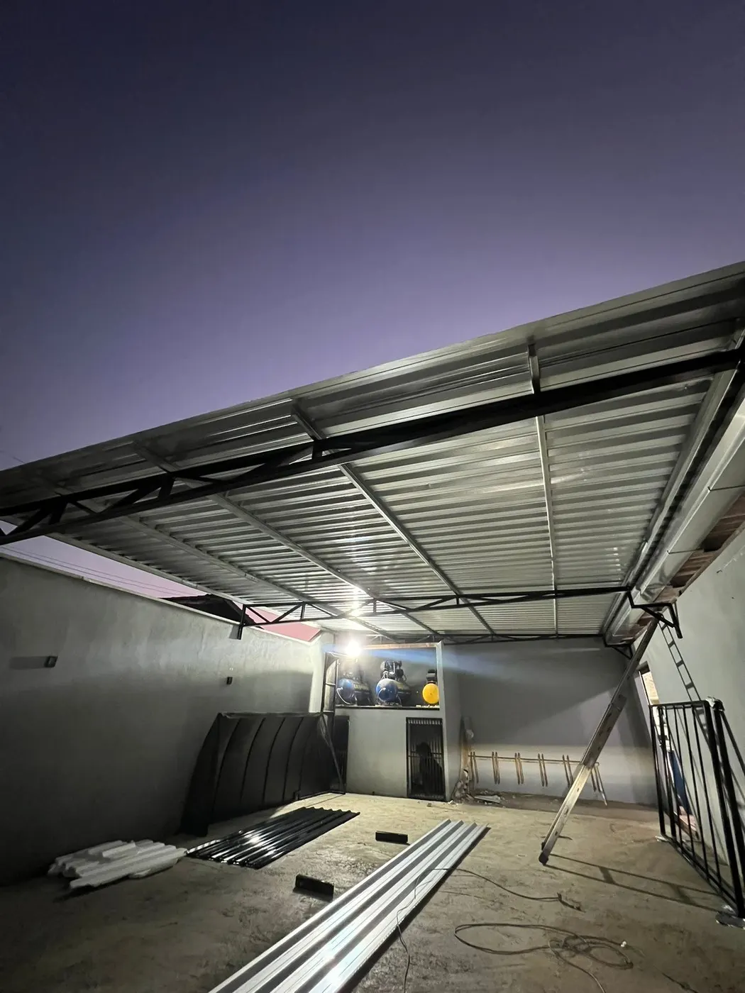 Cobertura metálica para garagem residencial — Olifer Estruturas Metálicas