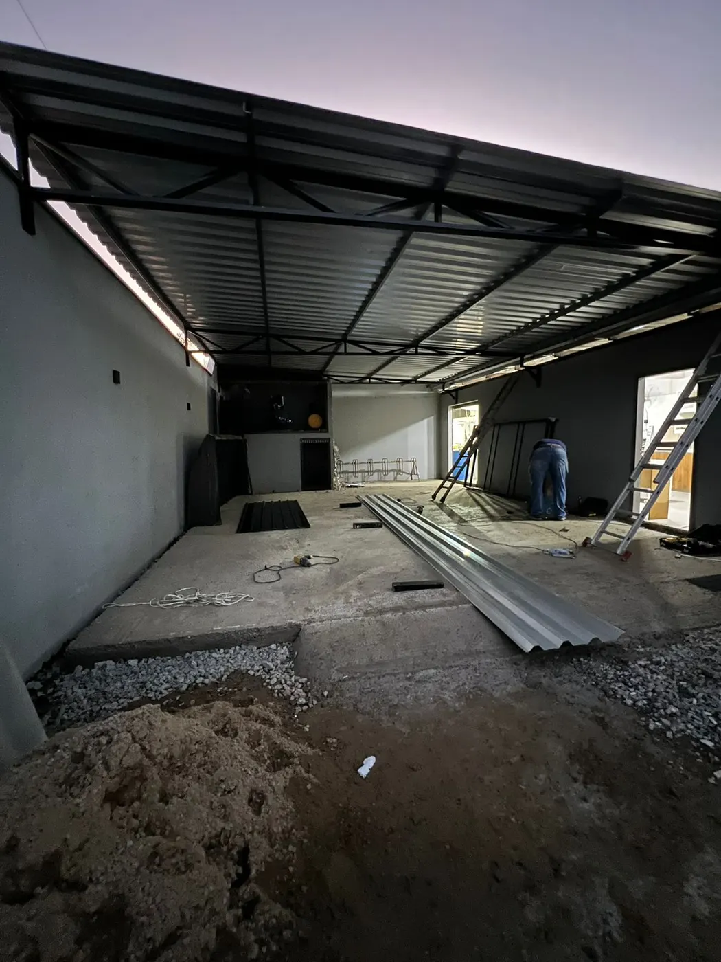 Montagem de estrutura metálica com telhas em obra — Olifer Estruturas Metálicas